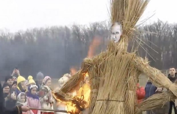 Українці розправились з Путіним на Масницю (відео)
