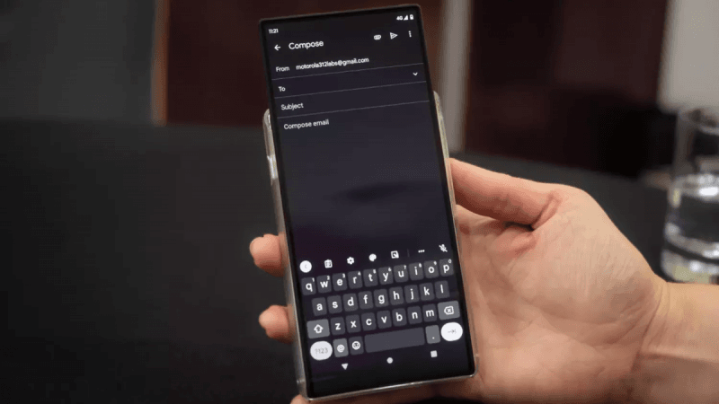 Motorola показала концепт выдвижного смартфона / фото: Android Authority Motorola показала концепт выдвижного смартфона / фото: Android Authority