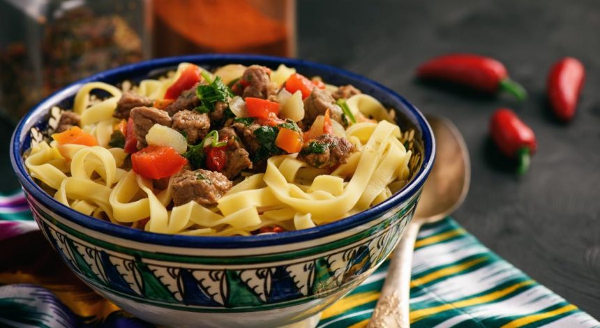 И первое, и второе: 3 рецепта сытного лагмана