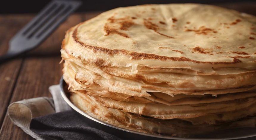 Этот ингредиент нужно добавить в тесто: секрет тонких и ажурных блинчиков