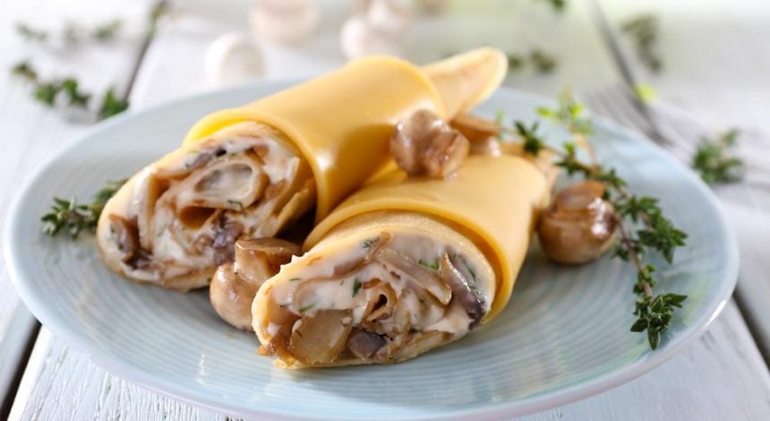 Нежные блины с грибами в сырно-сметанном соусе: самый вкусный рецепт