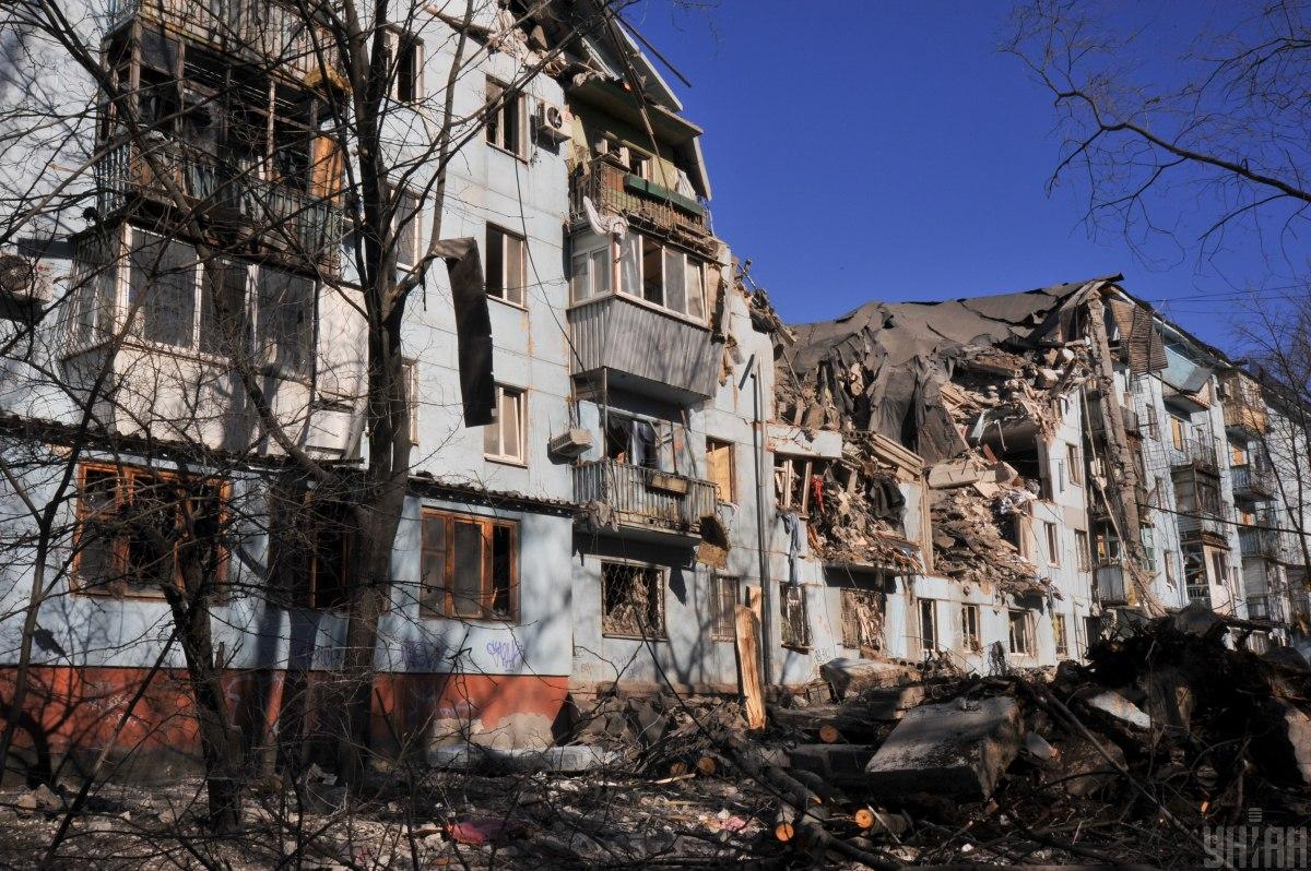 Рятувальники з ночі розбирали завали будинку / фото УНІАН, Олександр Прилепа Рятувальники з ночі розбирали завали будинку / фото УНІАН, Олександр Прилепа