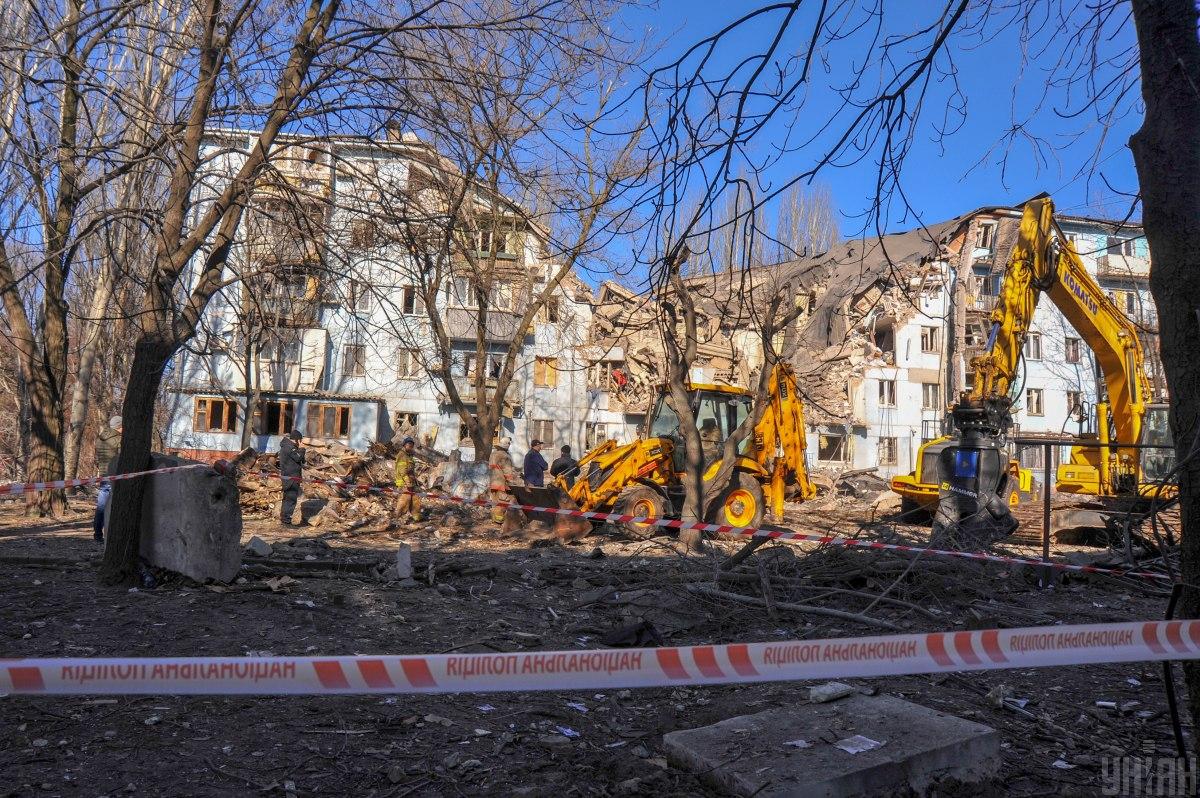Спасатели вытащили из-под завалов тела еще троих погибших в Запорожье / УНИАН, Александр Прилепа Спасатели вытащили из-под завалов тела еще троих погибших в Запорожье / УНИАН, Александр Прилепа