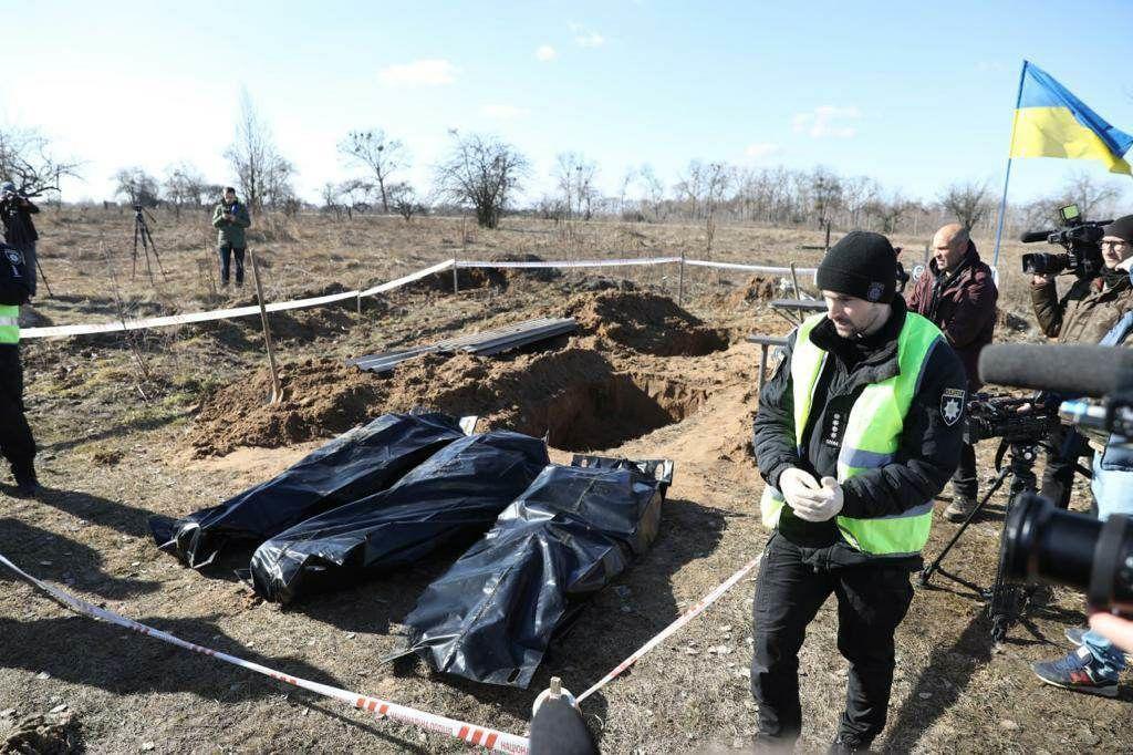 Ексгумації продовжують і досі / фото kv.npu.gov.ua Ексгумації продовжують і досі / фото kv.npu.gov.ua
