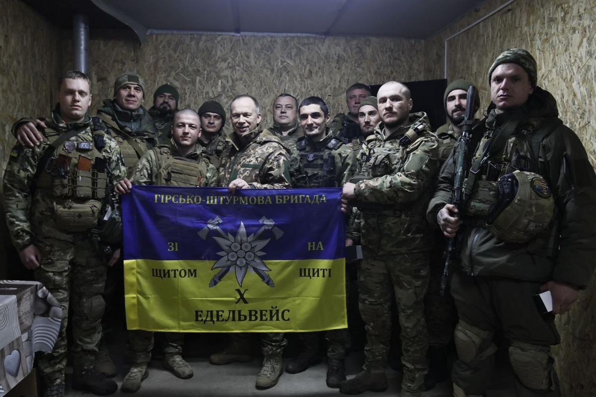 Генерал Сырский приехал в Бахмут с подарками для ВСУ / фото пресс-служба Сухопутных войск Генерал Сырский приехал в Бахмут с подарками для ВСУ / фото пресс-служба Сухопутных войск