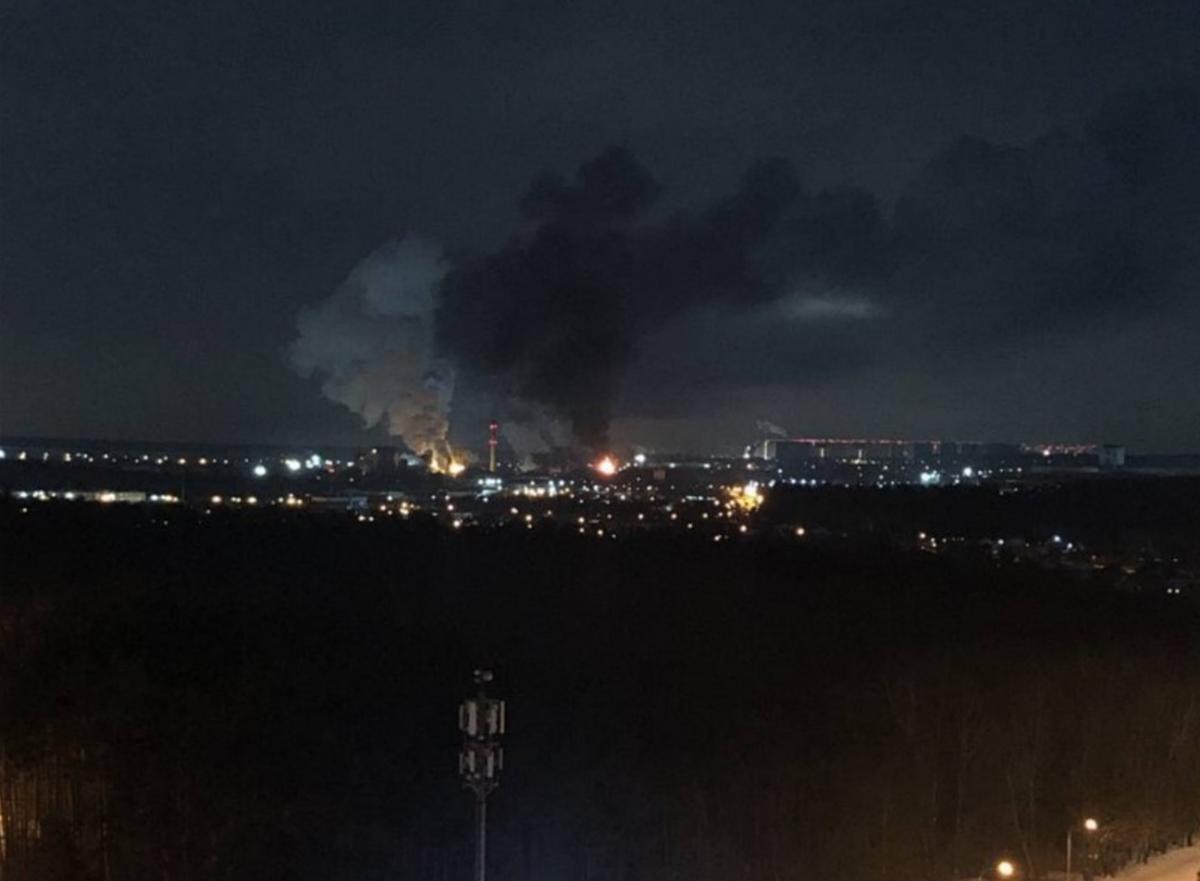 На территории Москокса прогремел взрыв и вспыхнул мощный пожар / фото Telegram-канал Смотри