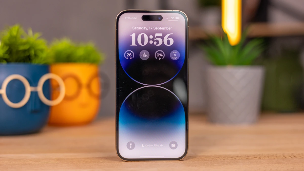 iPhone 14 Pro расположился на второй позиции с 2000 нит пиковой яркости / Источник: PhoneArena iPhone 14 Pro расположился на второй позиции с 2000 нит пиковой яркости / Источник: PhoneArena
