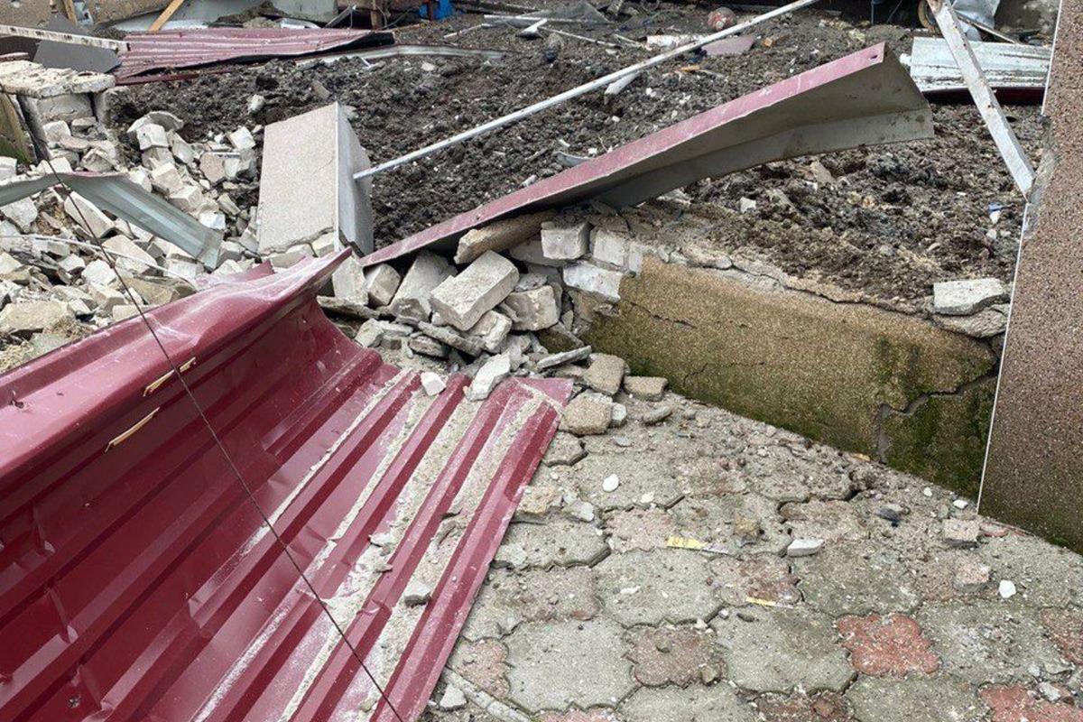 В Херсоні врятували собаку, прив’язану до будинку біля ракетної вирви окупантів / фото прес-служба Національної поліції в Одеській області В Херсоні врятували собаку, прив’язану до будинку біля ракетної вирви окупантів / фото прес-служба Національної поліції в Одеській області