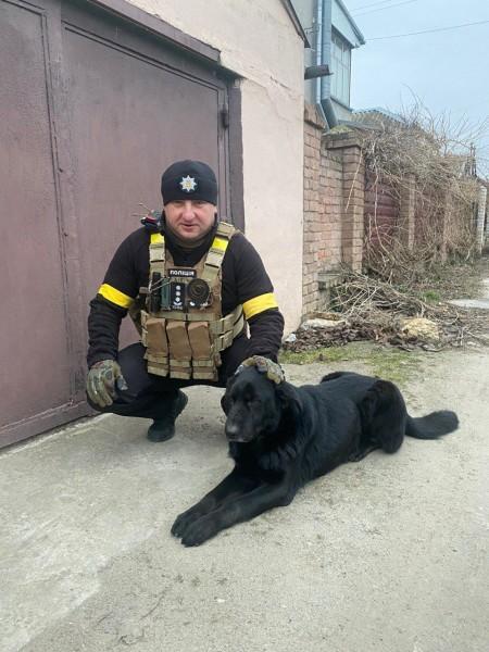 Поліцейські назвали врятовану тварину Блеком / фото прес-служба Національної поліції в Одеській області