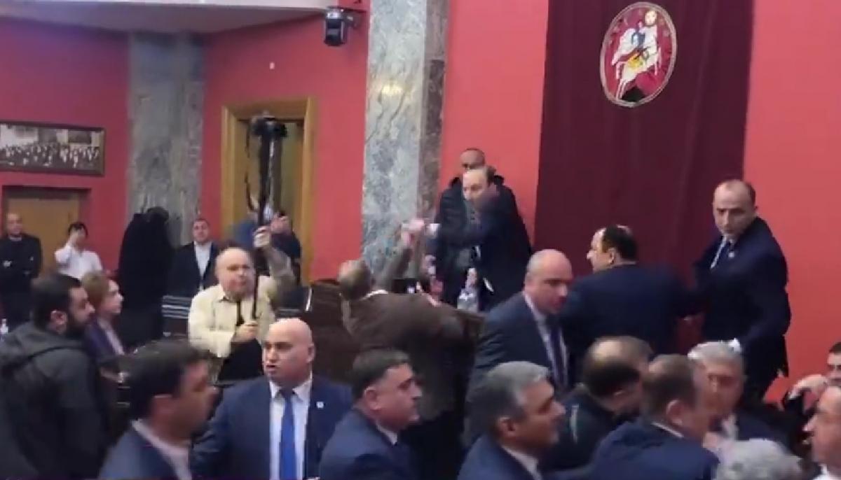 У парламенті Грузії сталася бійка через закон про "іноагентів" / скріншот У парламенті Грузії сталася бійка через закон про "іноагентів" / скріншот