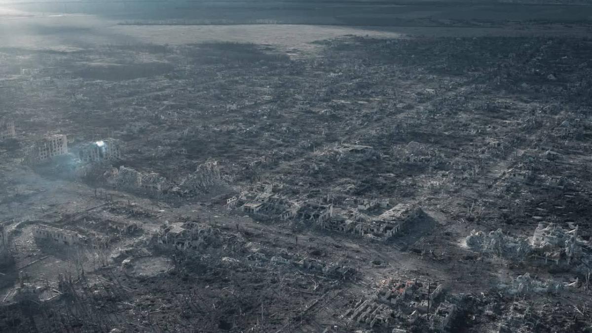 Украинские военные эвакуировали раненого бойца с поля боя в Марьинке / фото t.me/ermaka2022 Украинские военные эвакуировали раненого бойца с поля боя в Марьинке / фото t.me/ermaka2022