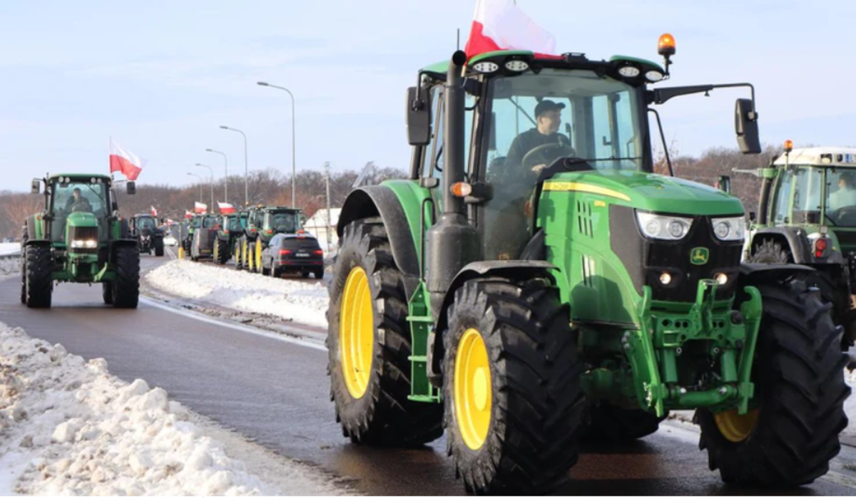 Фермери вивели свою техніку, щоб протестувати проти дій влади / фото tygodnik-rolniczy.pl Фермери вивели свою техніку, щоб протестувати проти дій влади / фото tygodnik-rolniczy.pl