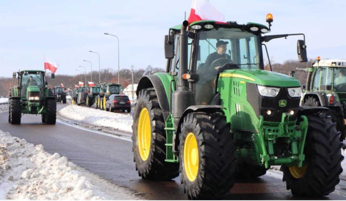 Фермери вивели свою техніку, щоб протестувати проти дій влади / фото tygodnik-rolniczy.pl