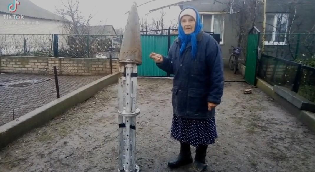 Пенсіонерка з Херсона жорстко "наїхала" на окупантів / скриншот Пенсіонерка з Херсона жорстко "наїхала" на окупантів / скриншот