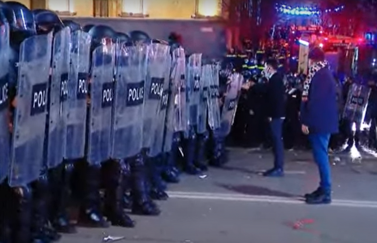 В Грузии спецназ оттеснил протестующих за баррикады и окружил парламент / скриншот