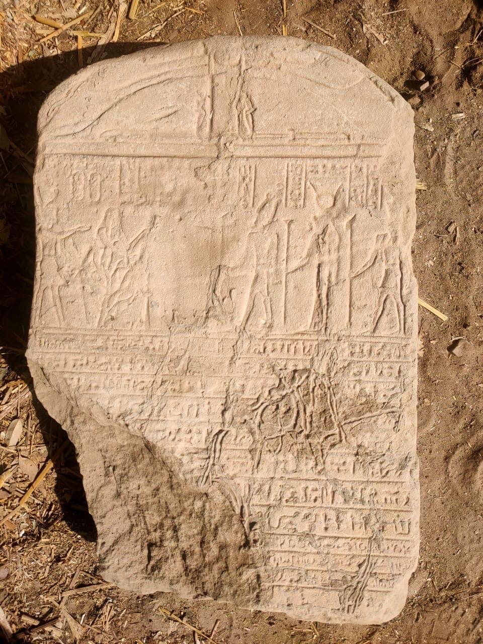 Рядом со сфинксом археологи нашли камень с надписями / фото Министерство туризма и древностей Египта