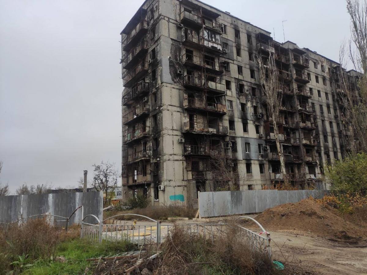 Будинок в Маріуполі, котрий вже знесли / фото t.me/andriyshTime Будинок в Маріуполі, котрий вже знесли / фото t.me/andriyshTime