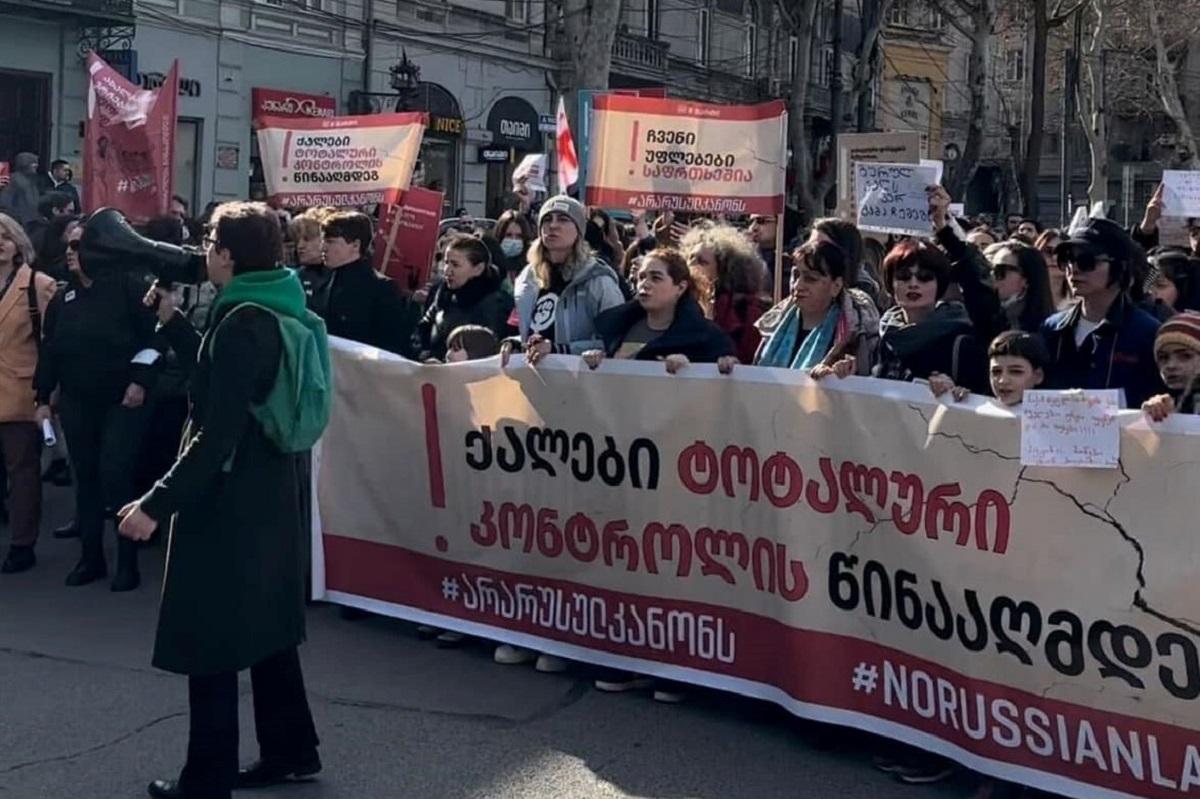 Парламент Грузии во втором чтении отклонил закон об «иностранных агентах» / фото facebook.com/GrlzWave
