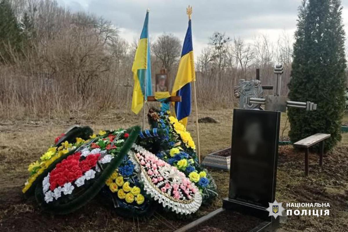 Подростки сняли флаг с могилы военного ради видео / facebook.com/cherkasypolice Подростки сняли флаг с могилы военного ради видео / facebook.com/cherkasypolice