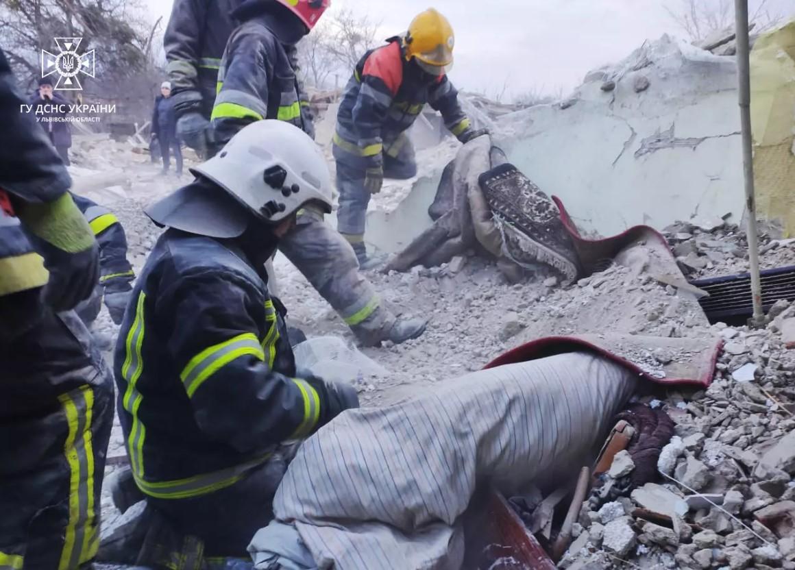 Рятувальники шукають під завалами людей / фото ДСНС