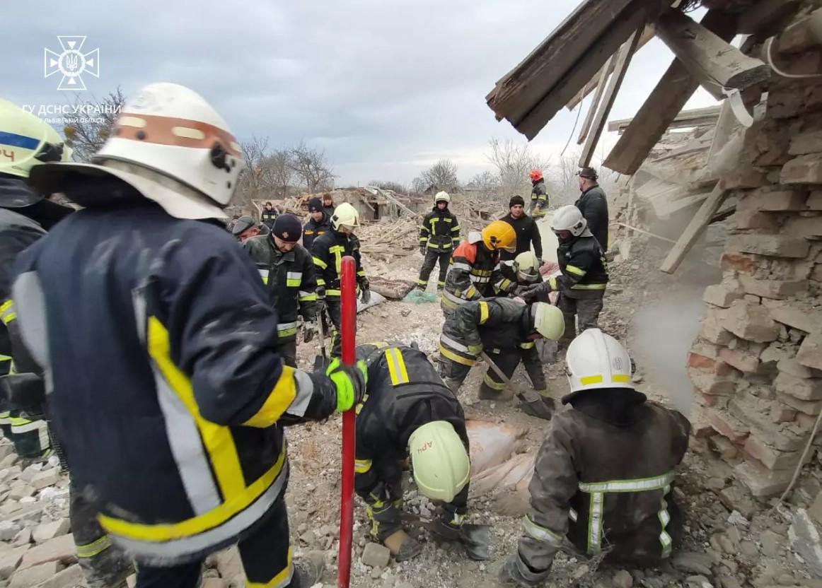 На Львівщині ворожа ракета влучила у приватний будинок / фото ДСНС