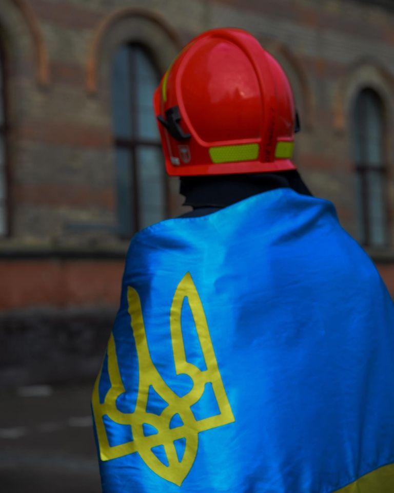 В ГСЧС запостили мотивирующее фото с украинским спасителем / фото t.me/dsns_telegram В ГСЧС запостили мотивирующее фото с украинским спасителем / фото t.me/dsns_telegram