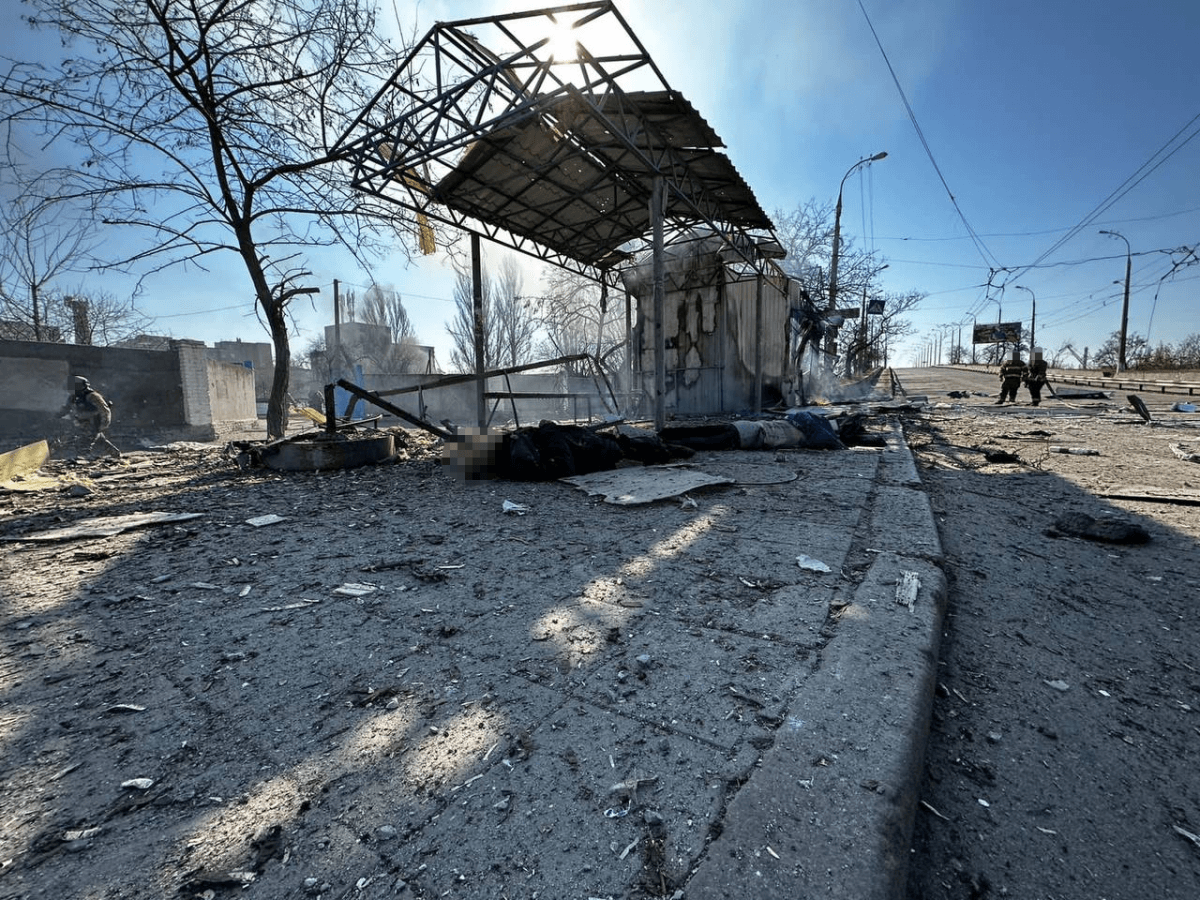 Окупанти влучили у зупинку громадського транспорту / фото Телеграм-канал Андрія Єрмака Окупанти влучили у зупинку громадського транспорту / фото Телеграм-канал Андрія Єрмака