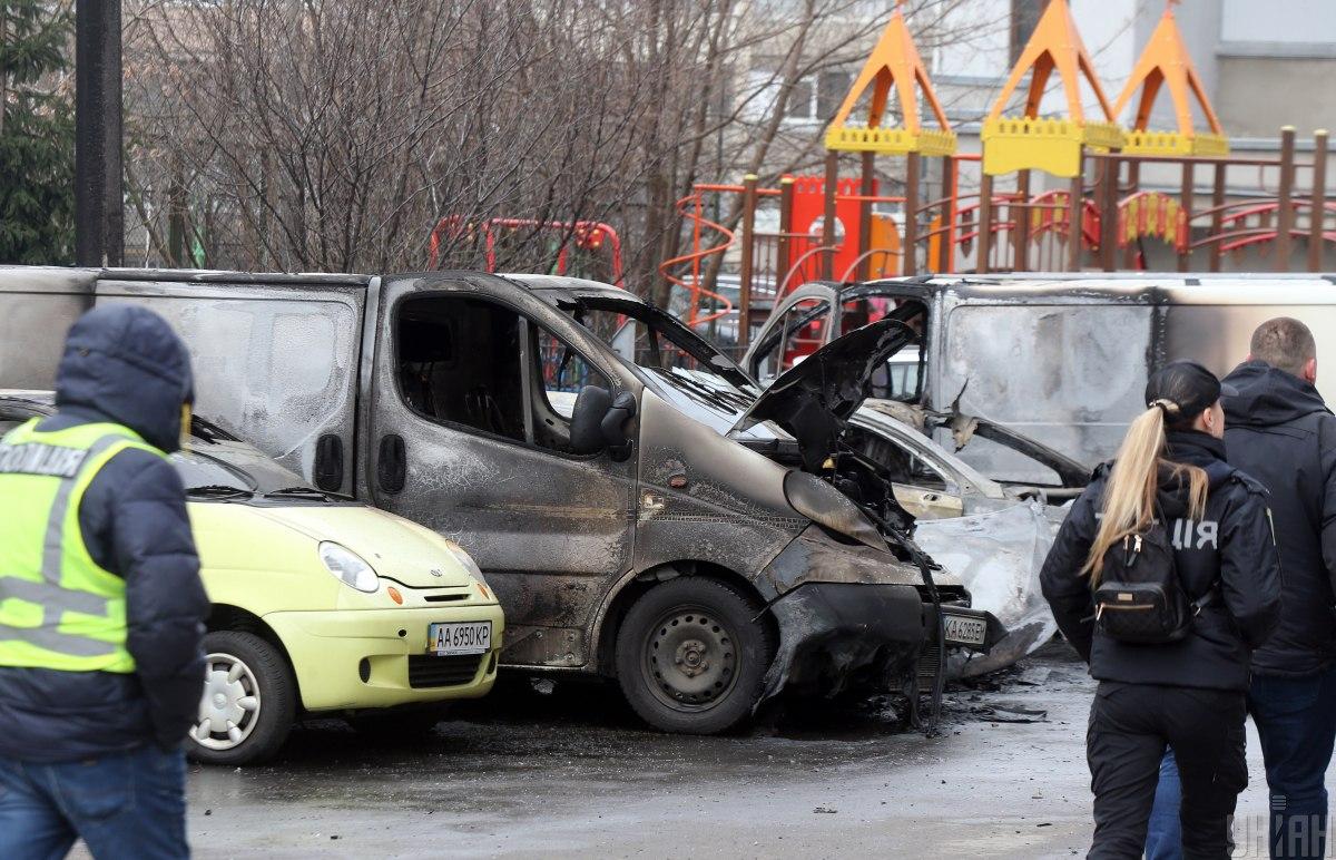 В результате падения обломков ракеты загорелись авто / фото УНИАН, Александр Синица