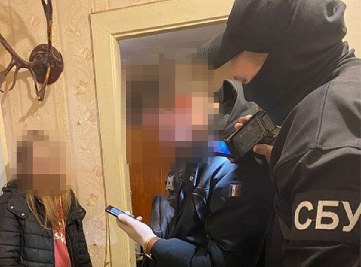 Полученные данные предательница присылала через анонимный мессенджер / фото ssu.gov.ua Полученные данные предательница присылала через анонимный мессенджер / фото ssu.gov.ua