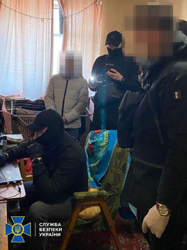 Правоохранители обнаружили мобильный телефон с доказательствами переписки с агрессором / фото ssu.gov.ua Правоохранители обнаружили мобильный телефон с доказательствами переписки с агрессором / фото ssu.gov.ua