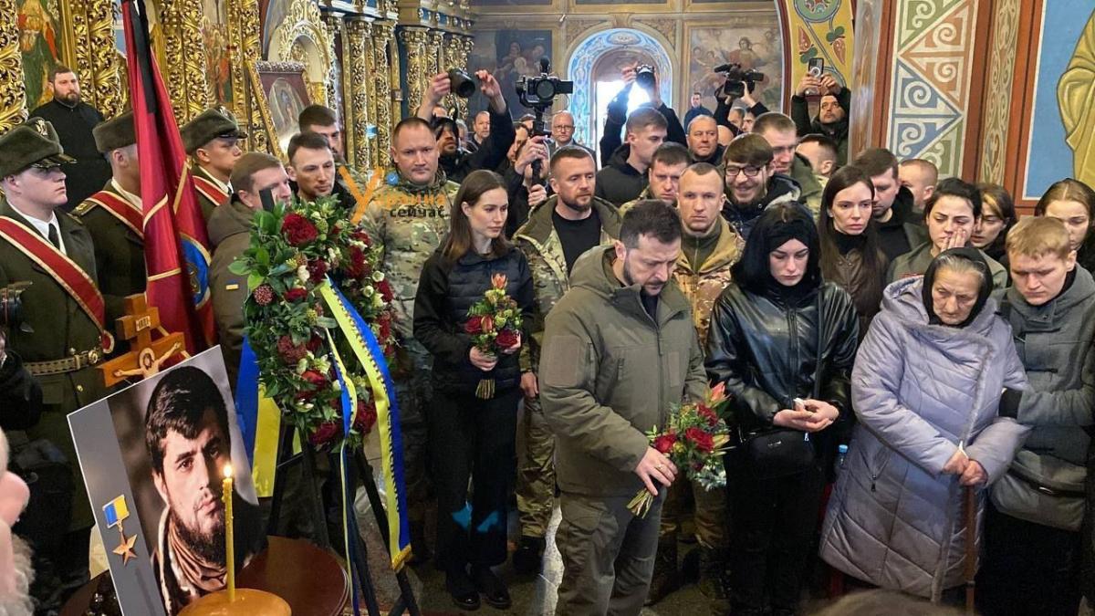 Зеленский возложил цветы к гробу Героя Украины / Украина сейчас Зеленский возложил цветы к гробу Героя Украины / Украина сейчас