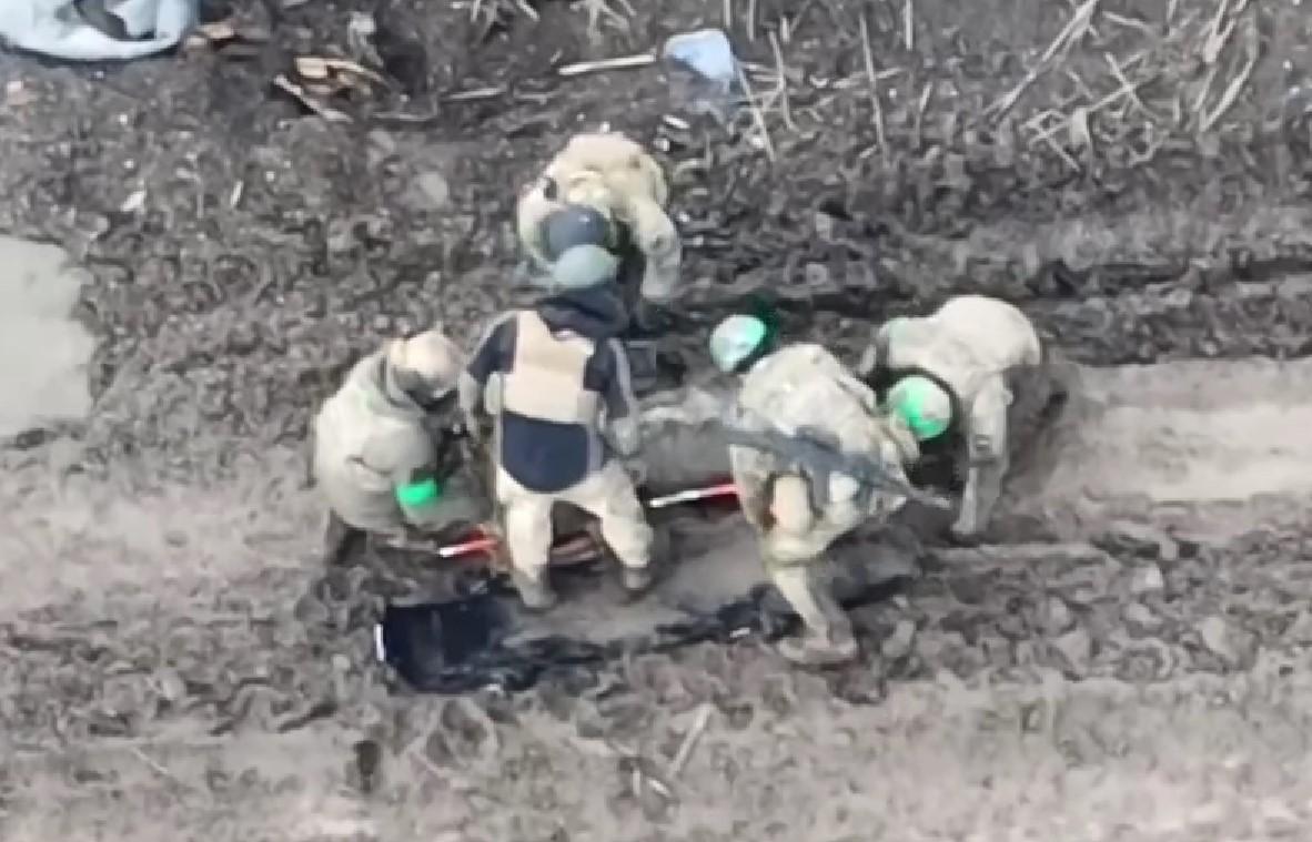 Українські військові показали, як евакуюють побратимів з поля бою / скріншот Українські військові показали, як евакуюють побратимів з поля бою / скріншот