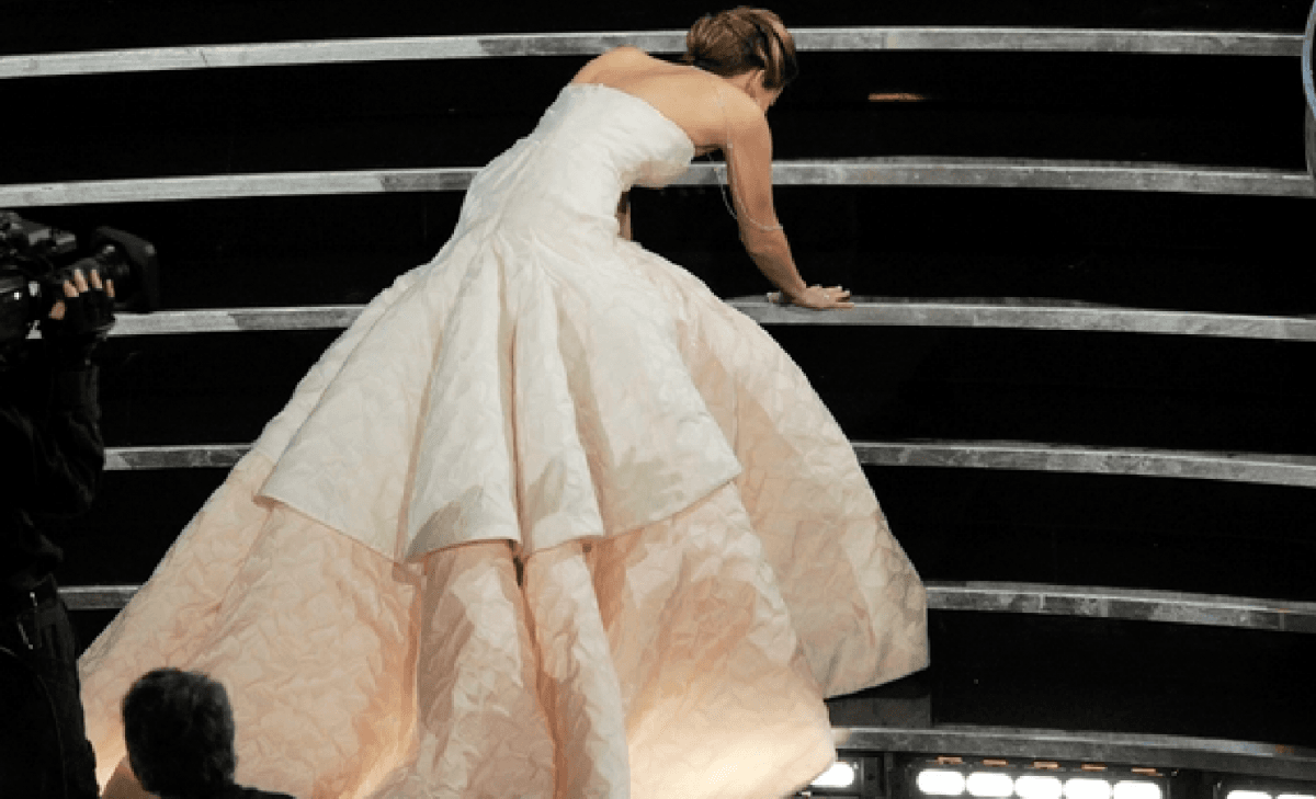 Дженнифер Лоуренс упала на "Оскаре" из-за своего платья / скриншот с видео