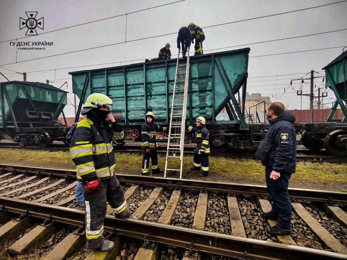 Смертельне селфі на вагоні потяга: двоє підлітків на Київщині постраждали від струму / фото ДСНС Смертельне селфі на вагоні потяга: двоє підлітків на Київщині постраждали від струму / фото ДСНС
