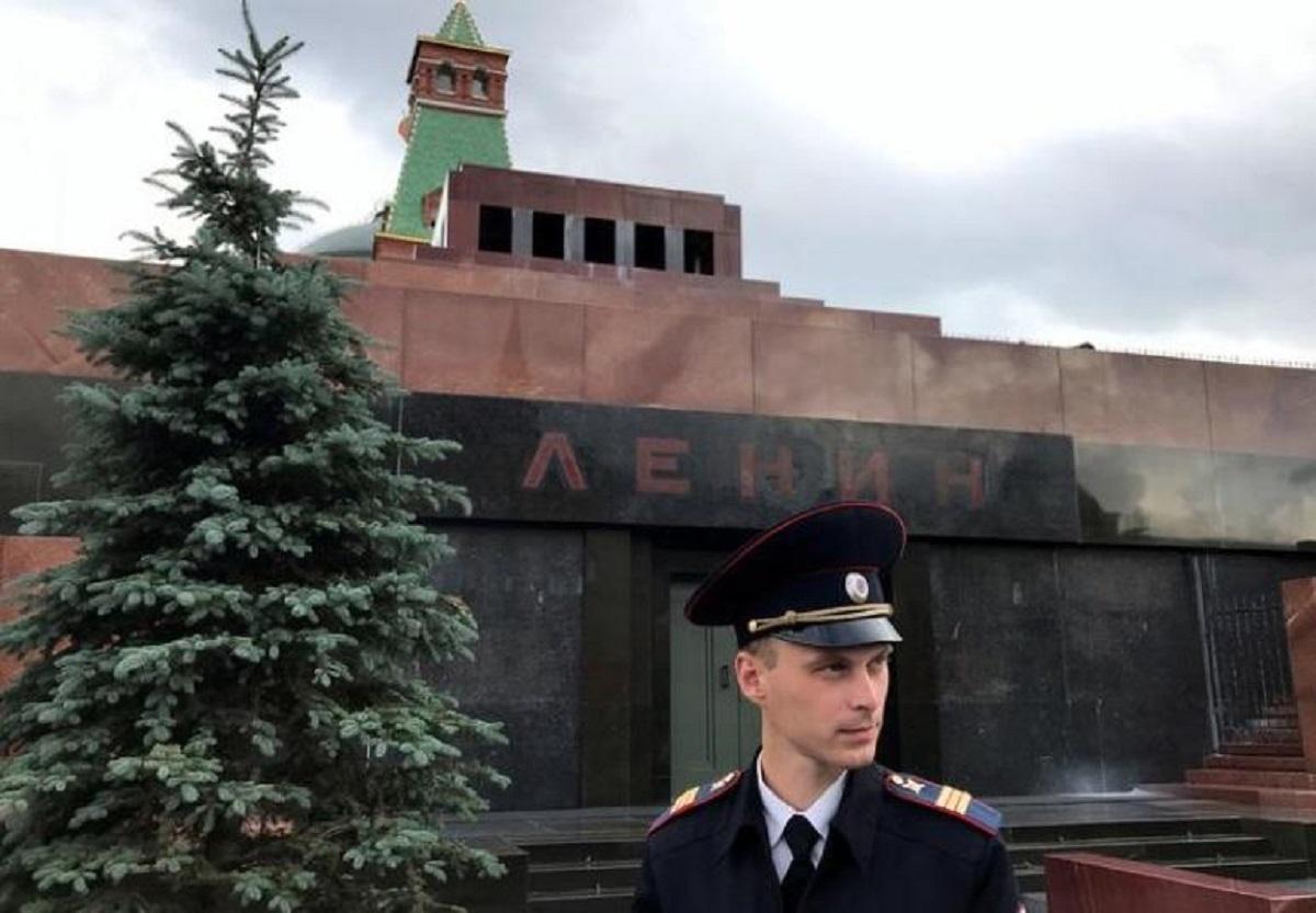 Мавзолей не постраждав - пляшка із запальною сумішшю впала на бруківку / фото REUTERS Мавзолей не постраждав - пляшка із запальною сумішшю впала на бруківку / фото REUTERS