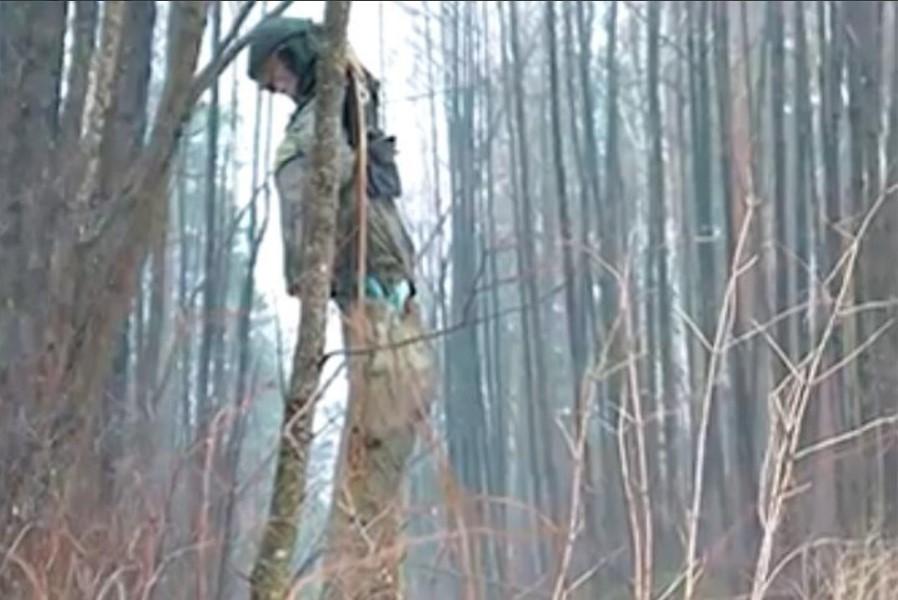 Беларусские пограничники испугались манекена "ваньки" на украинской границе / скриншот Беларусские пограничники испугались манекена "ваньки" на украинской границе / скриншот