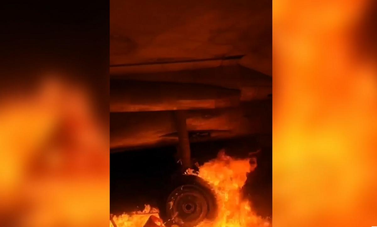 У Росії партизани спалили винищувач Су-27 на аеродромі під Владивостоком скріншот У Росії партизани спалили винищувач Су-27 на аеродромі під Владивостоком скріншот