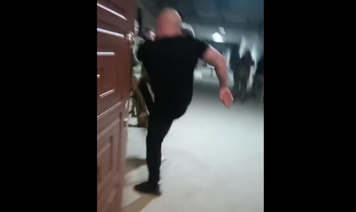 У Житомирській області командир взводу побив строковика / скріншот У Житомирській області командир взводу побив строковика / скріншот
