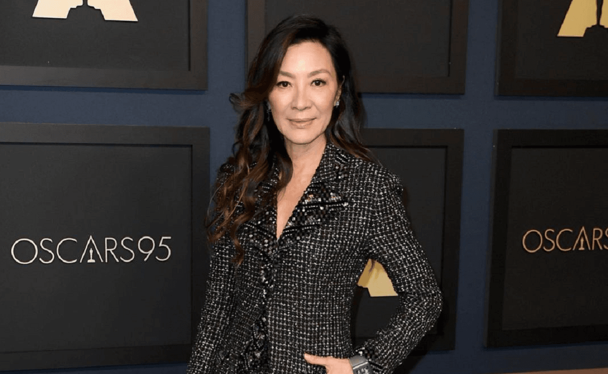 Michelle Yeoh received an award / instagram.com/micheleyeoh_official