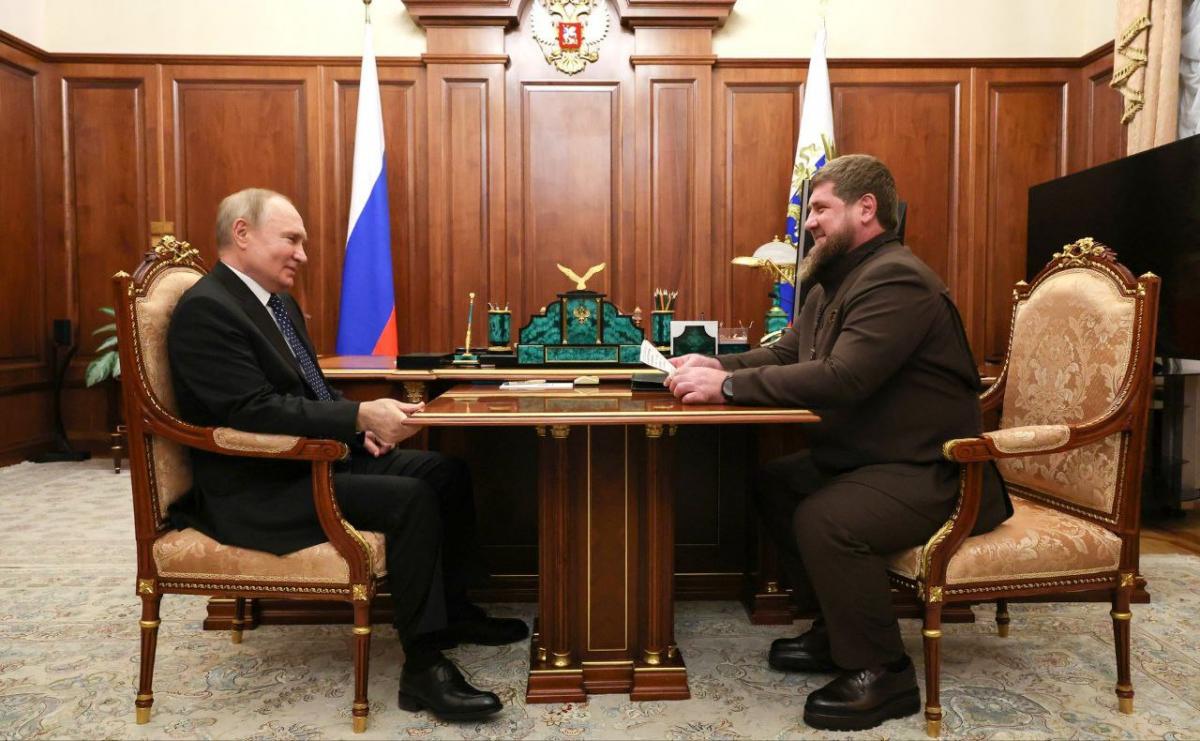 Кадыров "засветил" странную шпаргалку на встрече с Путиным / скриншот Кадыров "засветил" странную шпаргалку на встрече с Путиным / скриншот
