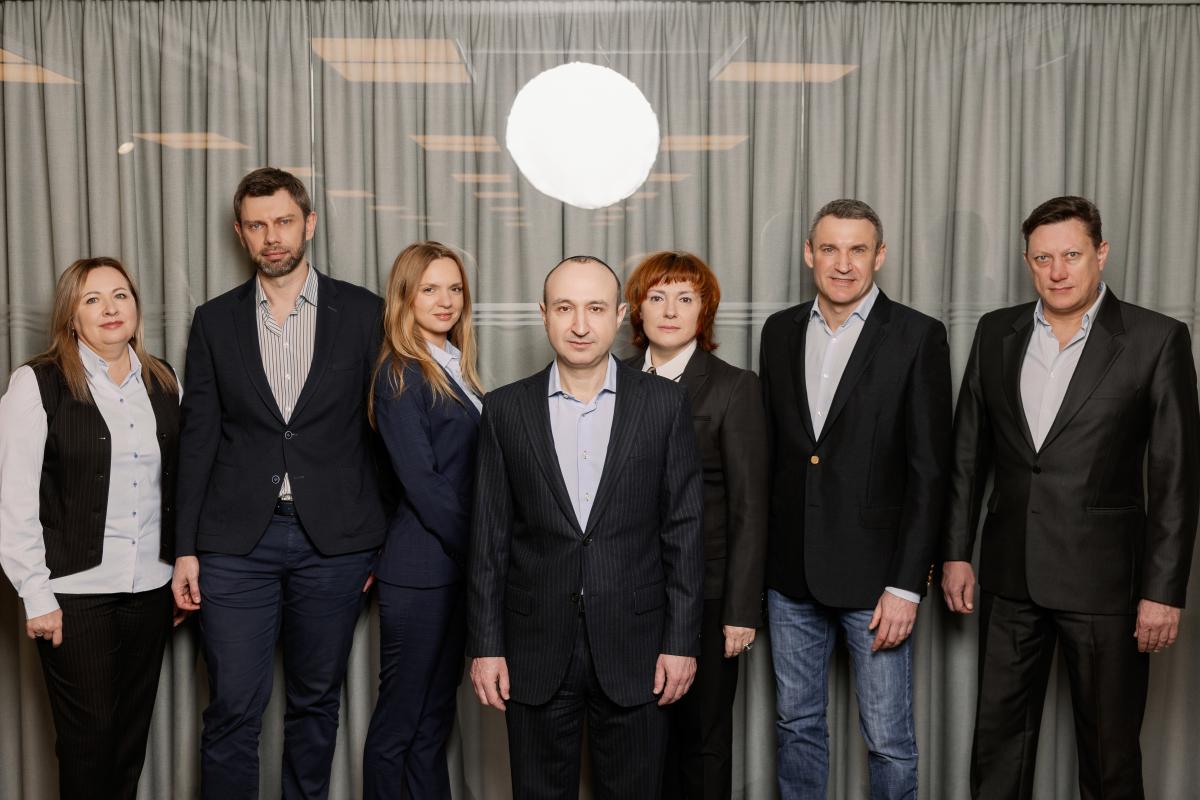 На фото: Голова компанії з дистрибуції Торговий дім “АВ” Фелікс Черток та ТОП-менеджери На фото: Голова компанії з дистрибуції Торговий дім “АВ” Фелікс Черток та ТОП-менеджери
