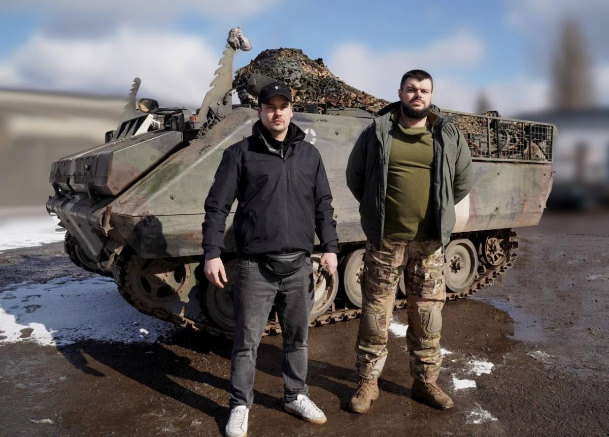 Бійці отримали від 'Сталевого фронту' комунікаційне обладнання для бронетранспортерів M113 Бійці отримали від 'Сталевого фронту' комунікаційне обладнання для бронетранспортерів M113