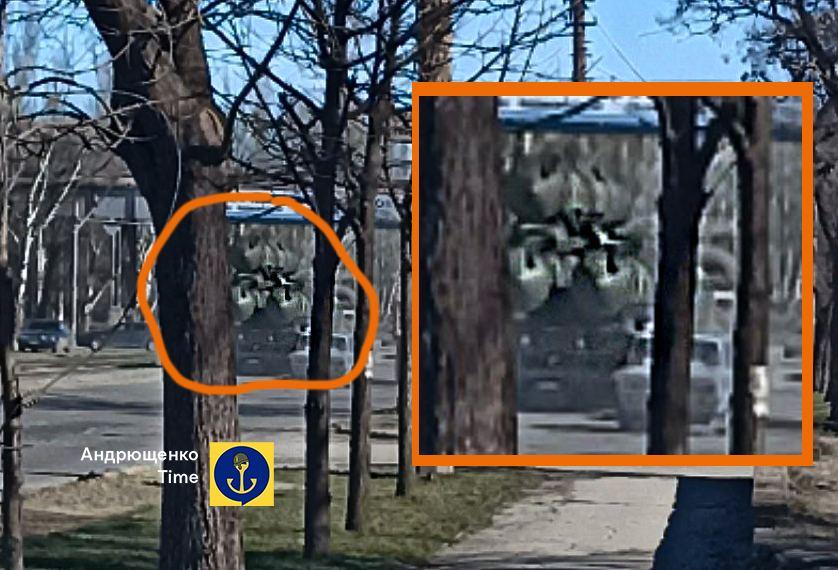 Оккупанты пытаются спрятать техинку в Мариуполе / фото t.me/andriyshTime Оккупанты пытаются спрятать техинку в Мариуполе / фото t.me/andriyshTime