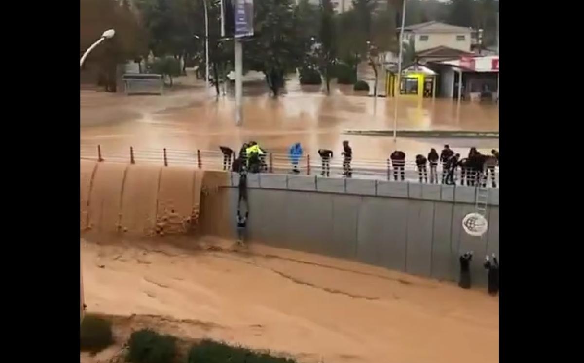 На Турцию обрушилось наводнение / скриншот из видео