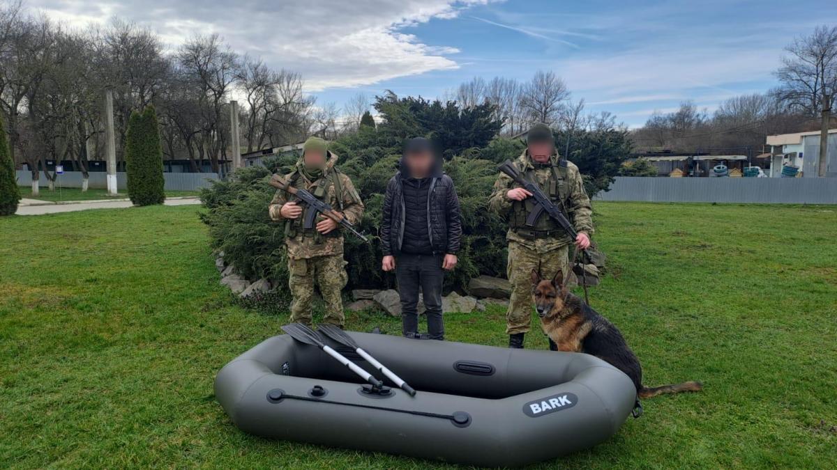 Двое мужчин хотели переплыть реку на лодке / фото facebook.com/zahidnuy.kordon Двое мужчин хотели переплыть реку на лодке / фото facebook.com/zahidnuy.kordon