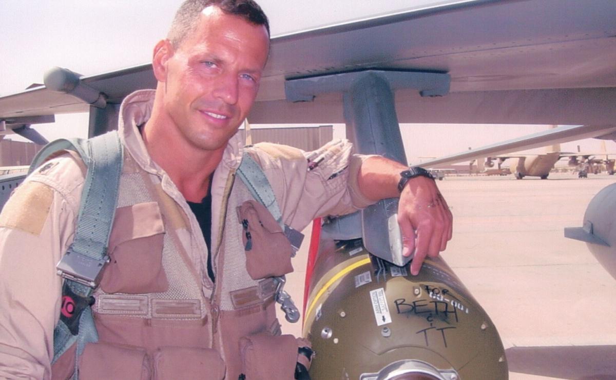 Дэн Хэмптон готов сражаться за Украину в небе на истребителе F-16 / фото facebook.com/DanHampton Дэн Хэмптон готов сражаться за Украину в небе на истребителе F-16 / фото facebook.com/DanHampton