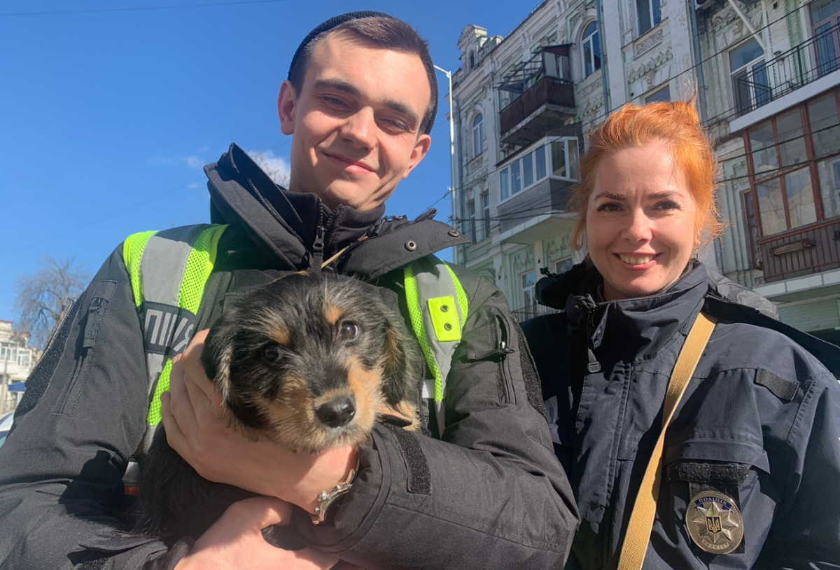 Поліцейські забрали собаку у жорстокої господині / фото Нацполіція Поліцейські забрали собаку у жорстокої господині / фото Нацполіція