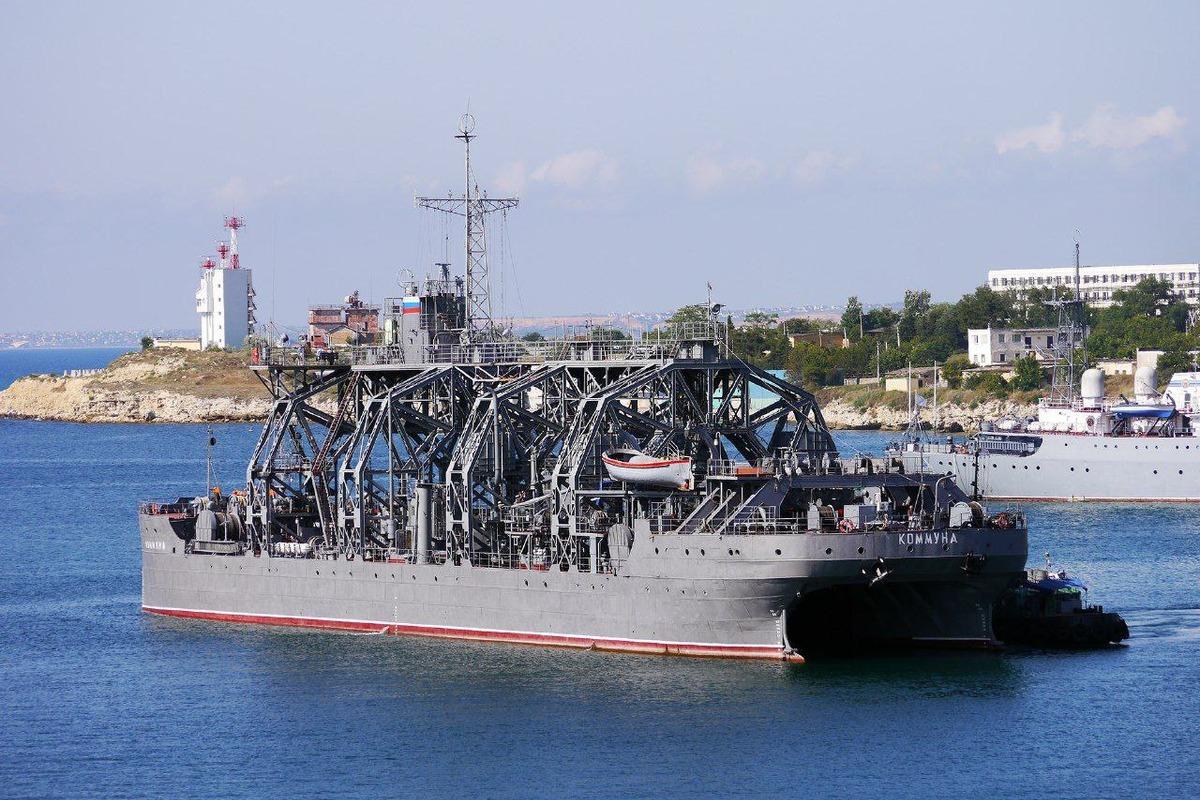 В РФ показали, как пытаются достать сбитый БПЛА MQ-9 Reaper при помощи робота / фото t.me/majorselivanov