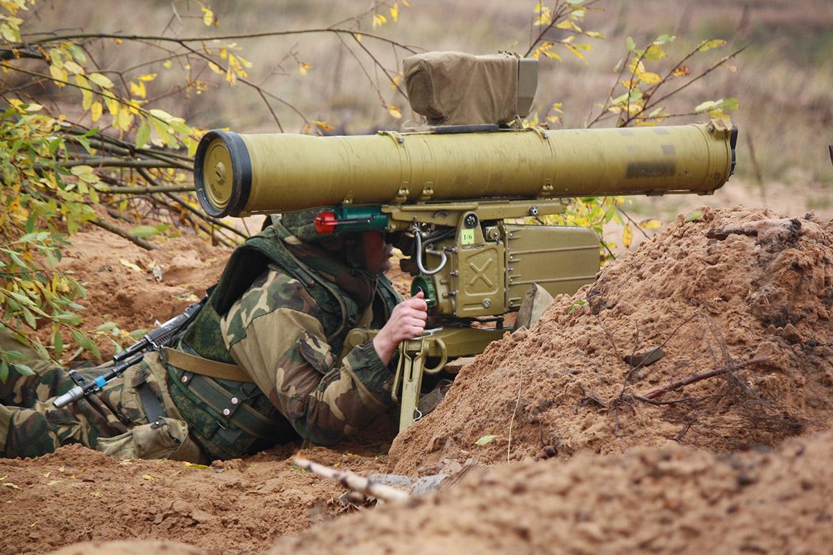 Беларуский солдат с ПТРК "Конкурс" на учениях / фото wikimedia.org