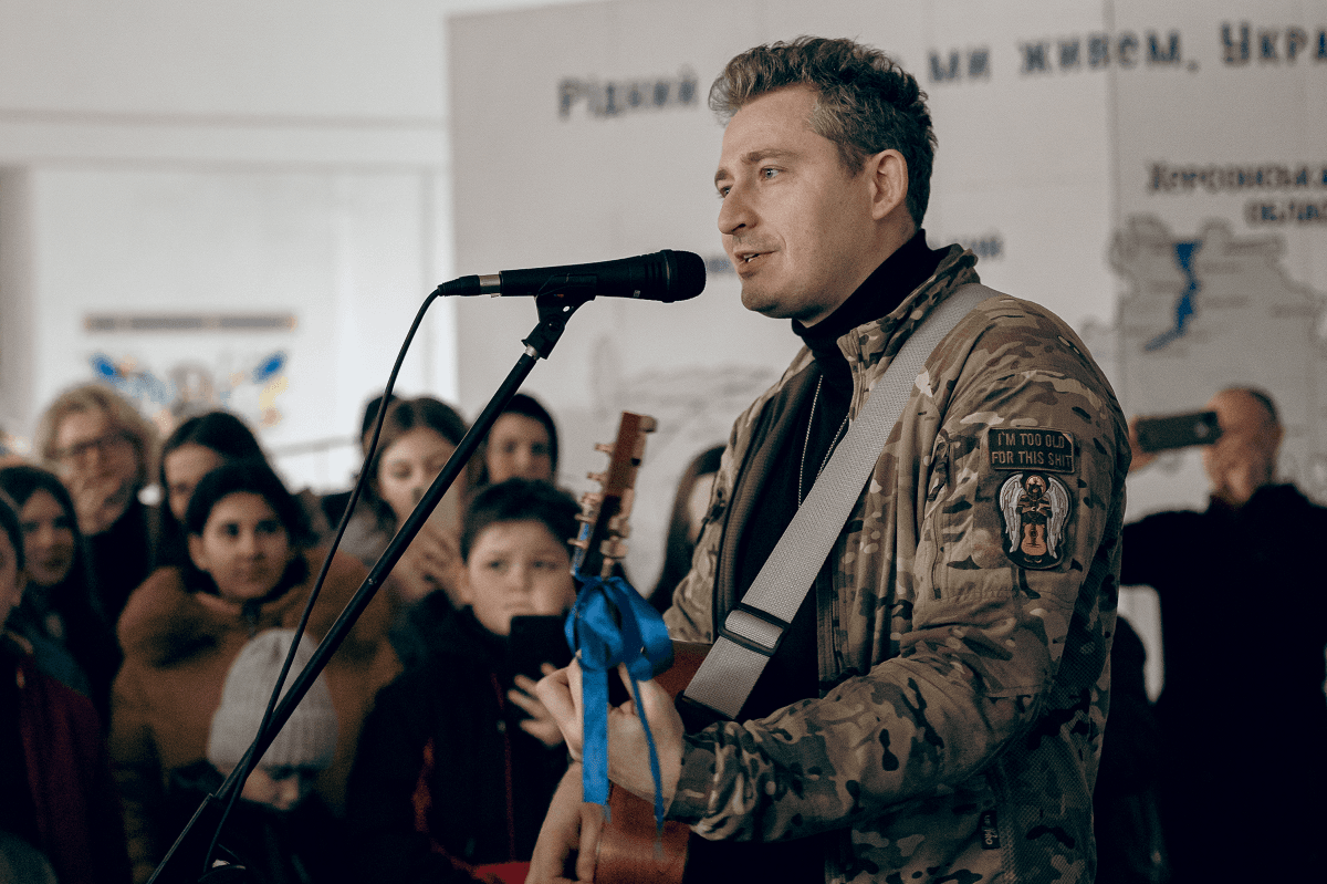 Артист Коля Сєрга / фото Аліна Переклійська Артист Коля Сєрга / фото Аліна Переклійська